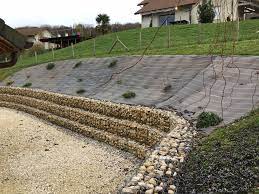 un joli talus avec une toile de paillage et un muret de gabions la toile de paillage sert ici a stabilis toile de paillage jardin en pente amenagement jardin