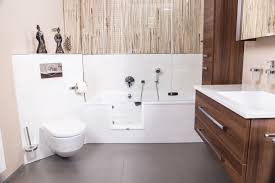 Badewanne günstig einbauen lassen oder selbst einbau vornehmen und wanne verkleiden? Die Badewannentur Fur Den Nachtraglichen Einbau Schnell Sauber Sicher