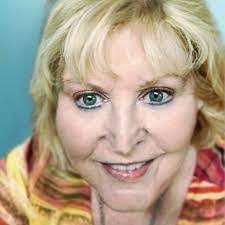 Ellen Locke's Instagram, Twitter & Facebook