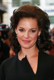 She became famous as a great actor, television actor, film actor check out katherine heigl's former hairstyles in the image box below Brunette Katherine Heigl With Her Hair Styled Away From Her Face