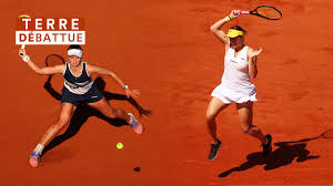 Chacun y verra bien sûr ce qu'il y voudra, mais a priori on semble distinguer un joueur (vu le torse nu et le short) avachi sur le sol du court des princes, seul, en train de regarder les images d'un autre match sur un écran géant. Nqtvqna Cyksfm
