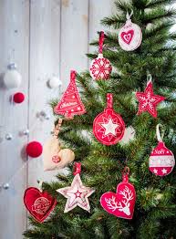 Il n'y a actuellement aucun avis pour cet article, soyez le premier à donner le votre. Deco Sapin De Noel Le Rouge Et Blanc Entre Tradition Et Modernite Cote Maison