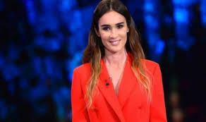 Nel 1997 partecipa alle selezioni finali di miss italia e nel 2000 esordisce insieme a ilary. Zjqpnsteqd Nym