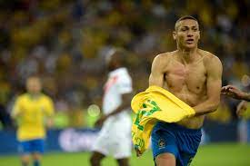 But so far anyway richarlison hasn't been the subject of any concrete bids from other clubs and it seems as though, for the moment anyway, he will be staying at goodison park. Premier League Trotz Brutalo Foul Richarlison Verteidigt Ubeltater Edinson Cavani