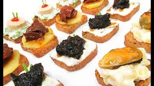 Las comidas y cenas de navidad se caracterizan por su variedad de aperitivos, canapés y entrantes. Canapes Variados Frios Originales Faciles Y Baratos Youtube