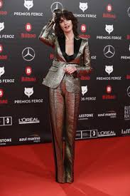 La delicadeza llegó a la alfombra roja de los premios feroz con macarena gómez, que estaba elegantísima con un dos piezas en tonos empolvados de julián lópez ha sido el primero en pisar la alfombra roja de los premios feroz 2018. Todos Los Vestidos De La Alfombra Roja De Los Premios Feroz 2019 La Temporada De Alfombras Rojas Apos Made In Spain Apos Moda El Mundo