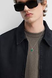 HALSKETTE MIT STEIN-ANHÄNGER