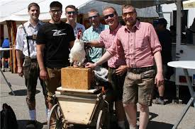 Am vatertag geht es zusammen mit den jungs auf tour mit dem bollerwagen durchs dorf. Mit Dem Bollerwagen Der Sonne Entgegen Die Fotos Vom Vatertag Im Zollernalbkreis