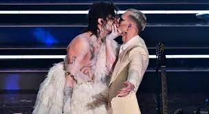 Cosa dobbiamo aspettarci dalla performance di achille lauro sul palcoscenico dell'ariston in occasione del festival di sanremo 2021 è difficile a. Achille Lauro Il Bacio Con Boss Doms Infiamma Il Palco Di Sanremo 2021