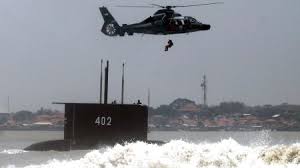 Kepala pusat penerangan (kapuspen) tni, mayjen tni achmad riad kemudian menyampaikan komunikasi terakhir yang dilakukan oleh kri nanggala 402 sebelum hilang kontak. Kemenhan Ditemukan Tumpahan Minyak Jejak Kapal Selam Kri Nanggala