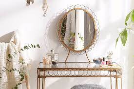 Set meja hias konsol dengan pigura ruang tamu mewah. 10 Desain Meja Rias Minimalis Cantik Untuk Ruangan Sempit