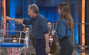 Anna, a weekly italian women's fashion magazine; Conduttrici Tv Anna Tatangelo Ad Avanti Un Altro 2 Maggio 2021