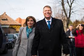 Diferența dintre cei doi candidați în primul tur nu a fost una impresionantă și, potrivit sondajelor, lupta din turul al doilea va fi una la fel de strânsă. Klaus Iohannis Alegeri Prezidentiale Turul Ii Inquam Photos