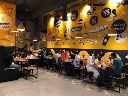 قـريـبـا فـي الـمـديـنـة Op Twitter تم الافتتاح بالمدينة تشيز هاوس Cheese House مطعم جديد يقدم البرغر بطريقة جديدة و مبتكرة يعني من الآخر الموقع المدينة المنورة طريق سلطانة مقابل سوق
