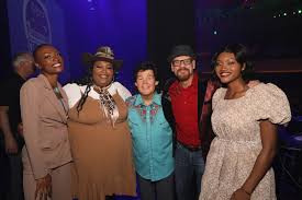 A great night with our friends supporting Christmas 4 Kids. 🎄 Phil Vassar  Chapel Hart Mikayla Lane HunterGirl Music