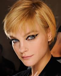 D'abord, le coiffeur doit travailler à la fois sur la coupe et sur la couleur. The Haircut The Eyes Loved And Lost