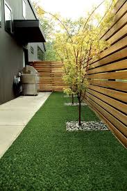 The Small Space Between This Fence Has A Nice Piece Of Astroturf This Is A Perfect Use Of Astroturf Lawn Small Backyard Landscaping Backyard Backyard Fences