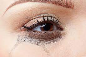 Fett löst die verbindungen vieler kosmetikprodukte auf und verteile die base gleichmäßig auf dem lid, bevor du die wimperntusche aufträgst. Wimperntusche Verschmiert Was Tun