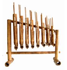Alat musik ini memiliki bentuk yang sama dengan angklung yang berasal dari jawa barat, yang membedakannya adalah angklung reog biasanya dihiasi dengan tali yang berwarna merah dan kuning. Beberapa Jenis Alat Musik Tradisional Jawa Barat Baraya Pasundan