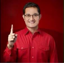 Kabar ditangkapnya menteri sosial juliari peter batubara karena kasus korupsi dana bansos (bantuan sosial) menghebohkan tanah air. Sedulure Juliari Profil Juliari P Batubara