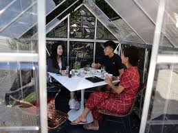 Greenhouse herbal center ei tegutse valdkondades kõik toidud ja joogid, alternatiivmeditsiin, tubaka kauplused. In Los Angeles A Cafe Shields Diners From Covid 19 With Private Greenhouses News Photos Gulf News
