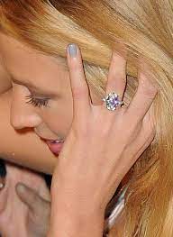 Close Up Of Blake Lively S Engagement Ring Anel De Noivado Oval Aneis Bonitos Ideias Para Noivado