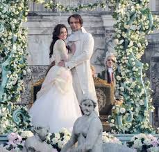 Quest'estate, unisciti a dwayne johnson ed emily blunt nell'avventura della vita! Pin On La Bella E La Bestia
