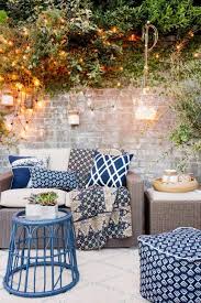 Terrassengestaltung Maritim Flair Rattan Moebel Marineblaue Textilien Leuchten Aussenwohnbereiche Terrassenrenovierung Outdoor Dekorationen