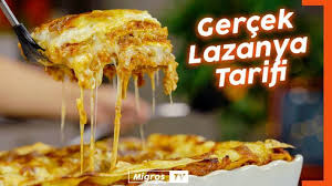 16 adet lazanya yaprağı, 400 gr kıyma, 1 adet soğan, 2 adet yeşil biber, 2 diş sarımsak, 2 adet orta boy domates, 1 çay kaşığı domates salçası, 4 yemek kaşığı zeytinyağı, 1 çay bardağı su, tuz, karabiber, 2 yemek kaşığı tereyağı, 3 yemek kaşığı un, 3,5 su bardağı süt, kaşar peynir. Kiymali Besamel Soslu Lazanya Tarifi Yemek Tarifleri Guzellik Bakim Saglik Ve Yasam