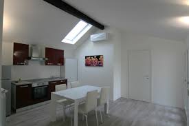 Ingresso, ampio soggiorno con cucina a vista attrezzata, camera da. Appartamento Milano Studenti