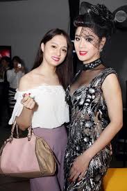 Cực kỳ hài lòng với vòng trầm hương đã mua, rõ vân trầm, đeo được 1 tháng thì bắt đầu lên màu rất đẹp, mùi thơm thoang thoảng dễ chịu. Hai Má»¹ Nhan Chuyá»ƒn Giá»›i Lam Khanh Chi HÆ°Æ¡ng Giang Idol Ai HÆ¡n Ai Viá»‡t Nam Má»›i