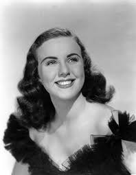 Let's talk about makeup. This season I saw a lot of false eyelashes,  shimmer eye shadows and intense lip colors. This breaks the pattern that  existed in past seasons in which the