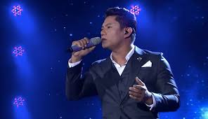 Tuah membawakan lagu bukan dia tapi aku dan duet bersama azlan typewriter menerusi lagu nur nilam sari menyebelahi peserta elvira atau nama sebenar elvira carrie olga arul, sebentar tadi. Abam Polis Tersingkir Mentor Otai Kerana Salah Pilih Lagu