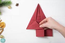 Sterne weihnachten steht vor der tür und da wollte ich euch diese tischdekoidee nicht vorenthalten. Servietten Falten An Weihnachten 5 Ideen Wunderbunt De