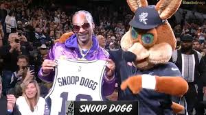 2048 x 1365 jpeg 318 кб. The Coyote Spurs Mascot Has A Present For Snoop Dogg La Lakers Sa Spurs November 03 2019 Youtube