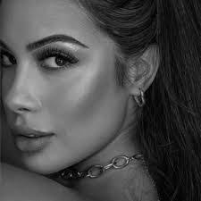 Carolina Bueno's Instagram, Twitter & Facebook