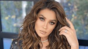 Oes dyn yn ei bywyd? Mae Arjola Demiri yn gwneud y datganiad annisgwyl