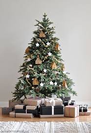 Rustic Natural Christmas Tree On A Budget Cool Christmas Trees Christmas Tree Inspiration Natural Christmas Decor