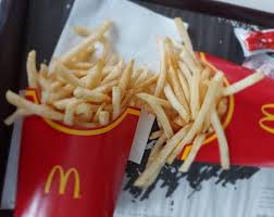 薯條（美式英文： french fries ，英式英文： chips ）是一種把馬鈴薯切成條狀後油炸而成的食品，是最常見的速食食品之一，流行於美國及歐洲等地。 一些工業化生產的薯條則是由打碎的馬鈴薯泥壓製成條狀後油炸而成。. éº¥ç•¶å‹žè–¯æ¢å¾ˆè»Ÿçˆ› ç¶²æ›1å¥ è¶…è„† Nownews ä»Šæ—¥æ–°èž Line Today