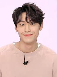 IU tái hợp với Lee Do Hyun, xúc động vì hành động chu đáo này của "chàng  đom đóm"