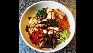 Fresh fish, garlic, gochujang, green chili pepper, hot pepper flakes, kosher salt, lettuce, onion, sesame seeds, sugar, thin noodles, toasted sesame oil, tomato, vinegar, water. Daftar Makanan Korea Yang Wajib Dicoba Cantik Tempo Co