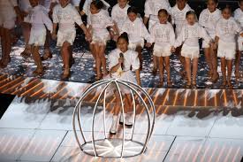 Emme has a twin brother, max. Super Bowl Jennifer Lopez S Daughter Emme Sings During Halftime Show