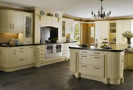 تصاميم مطابخ باللون الخشبي المرسال