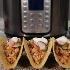 Crispy baked fish sticks straight from the frozen aisle, creamy ripe buttery avocado, crispy green or purple cabbage, spicy jalapeño, fresh cilantro, sweet spicy red onions, charred corn tortilla with an addicting creamy, spicy and tangy sriracha sauce! Amazing Fish Tacos Instant Pot Recipes