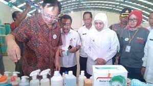 Kami biasanya itu produksi satu sif 300 ribuan, kalau kami mau digenjot tiga sif. Saat Jatim Darurat Corona Pabrik Masker Di Jombang Sulit Bahan Baku