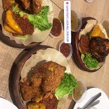 Nasi ayam penyet dikombinasikan dengan sambal ayam penyet akan sangat. Dapur Penyet Aeon Shah Alam Shopping Centre