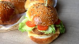Dans un saladier, mélangez les 2 farines, le sel et le sucre. Pain Hamburger Recette Hyper Moelleuse Very Soft And Fluffy Buns For Burgers Youtube