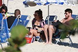 Fernanda rodrigues de souza was seen acting for the first time in a doll commercial when she was 5. Fernanda Souza E Thiaguinho Curtem Tarde Na Praia Jetss