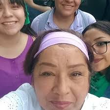 Falso. Florinda nació en 1949. Por tanto tenía unos 25 años almmomento que  se inicia El Chavo.