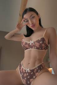 Ruth Lee - Free nude pics, galleries & more at Babepedia